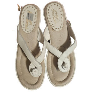 NWOB White Mountain Size 7 Platform heel White Flip Flop Leather Upper